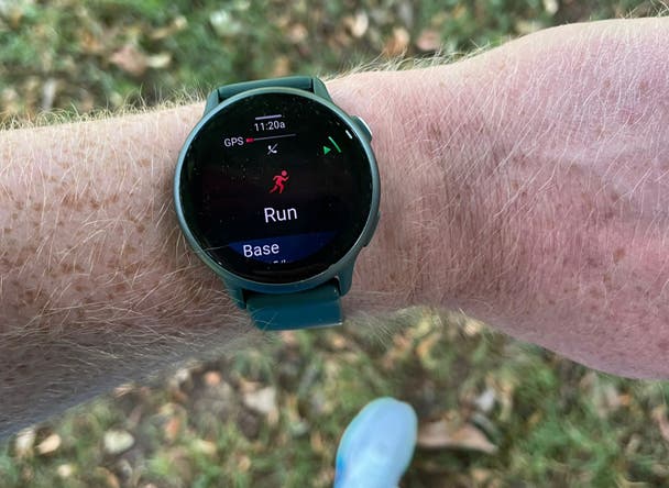 The Garmin vívoactive 6 screen as senior fitness writer Harry Bullmore prepares to go for a run
